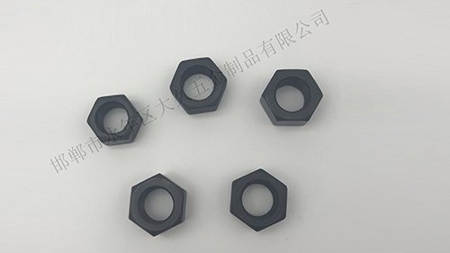 在大久五金看來(lái)，六角螺母是將機(jī)械設(shè)備緊密連接起來(lái)的重要零件